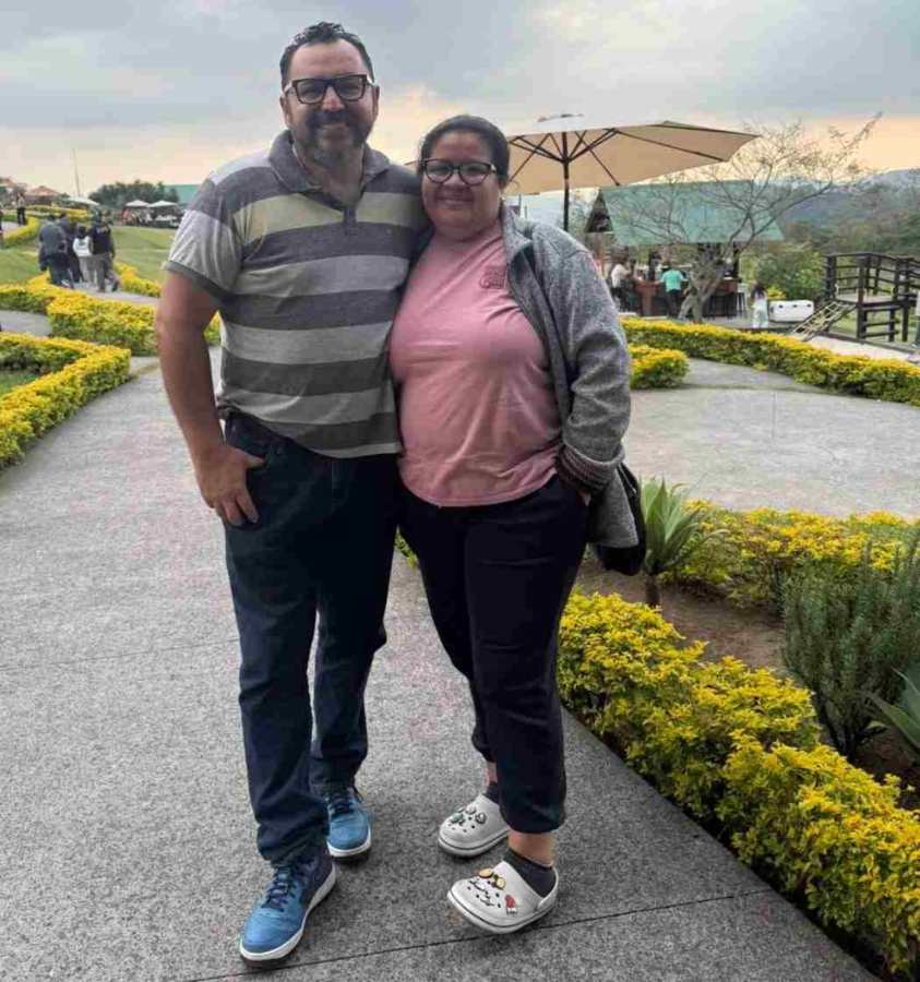 Erick Acuña posa en Milán, donde actualmente impulsa su emprendimiento de encomiendas y logística al servicio de la comunidad salvadoreña en el exterior.