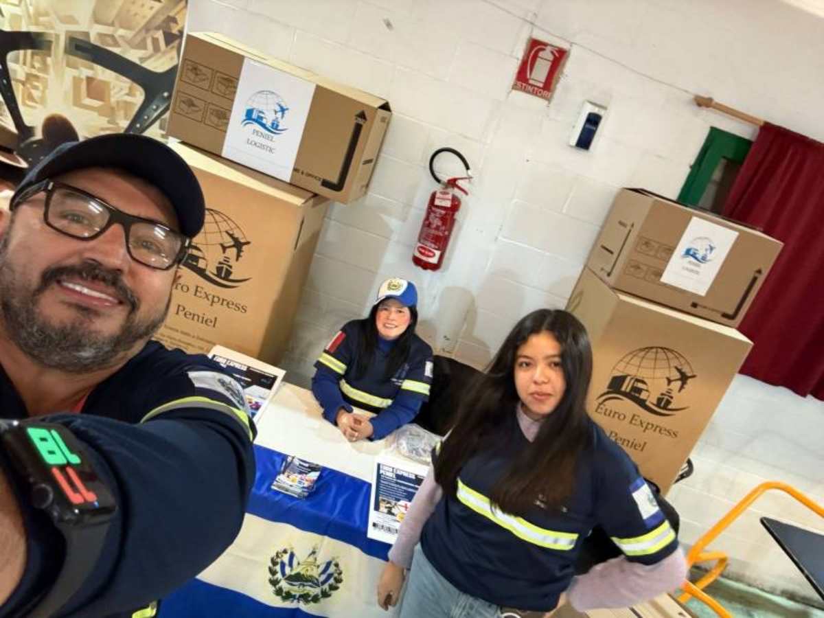 Erick Acuña posa en Milán, donde actualmente impulsa su emprendimiento de encomiendas y logística al servicio de la comunidad salvadoreña en el exterior.