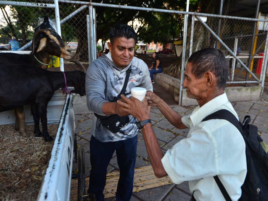 Desde San Luis Talpa, Ovidio recorre más de 50 kilómetros diarios para ganarse la vida.