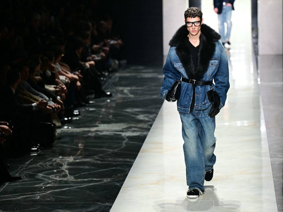 Un modelo desfila en el show masculino Otoño-Invierno 2026-2027 de Dolce & Gabbana durante la Semana de la Moda de Milán, el 17 de enero de 2026.