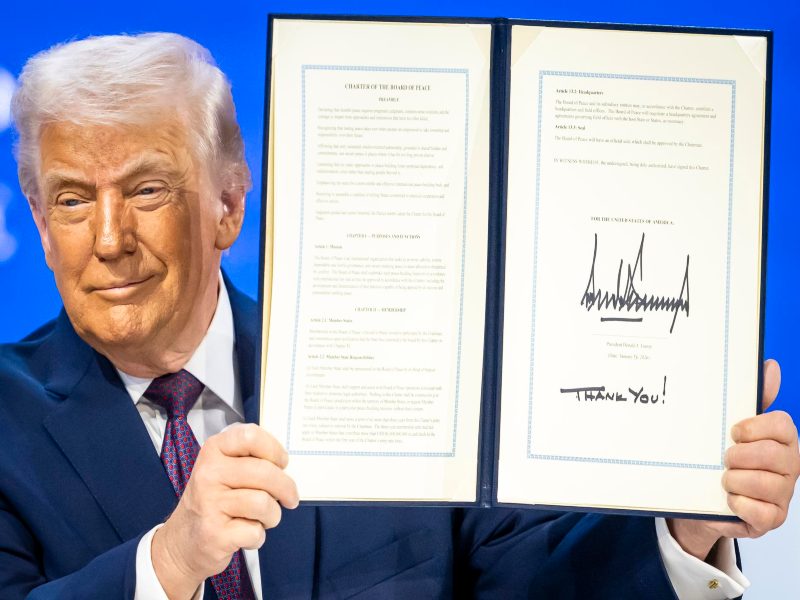 El presidente de Estados Unidos, Donald Trump, sostiene una carta fundacional firmada en la reunión de la "Junta de la Paz", durante la 56.ª reunión anual del Foro Económico Mundial (FEM), en Davos, Suiza, el 22 de enero de 2026. Foto: EFE/ Gian Ehrenzeller