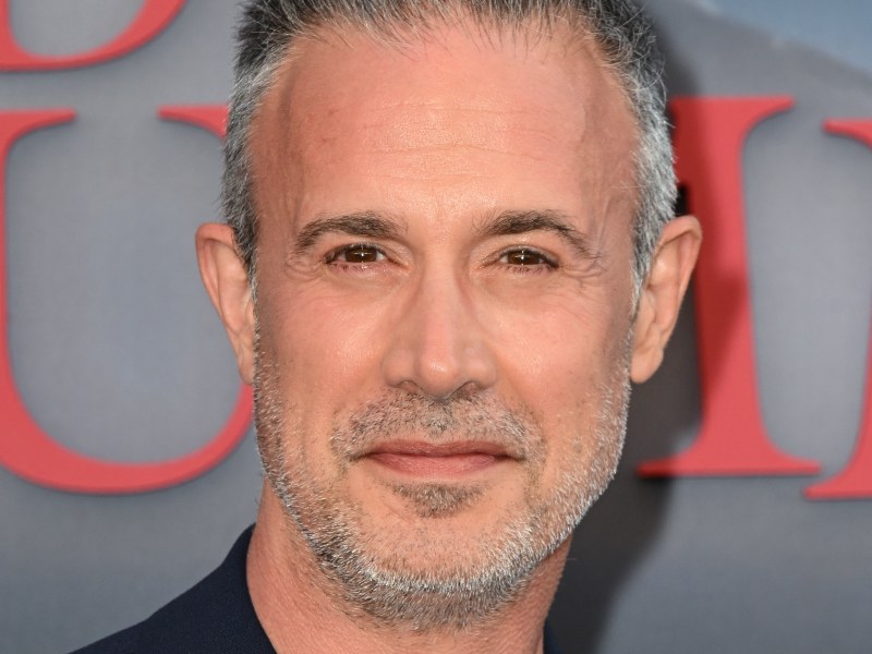 Freddie Prinze Jr. celebra 50 rodeado de familia y proyectos detrás de cámaras.