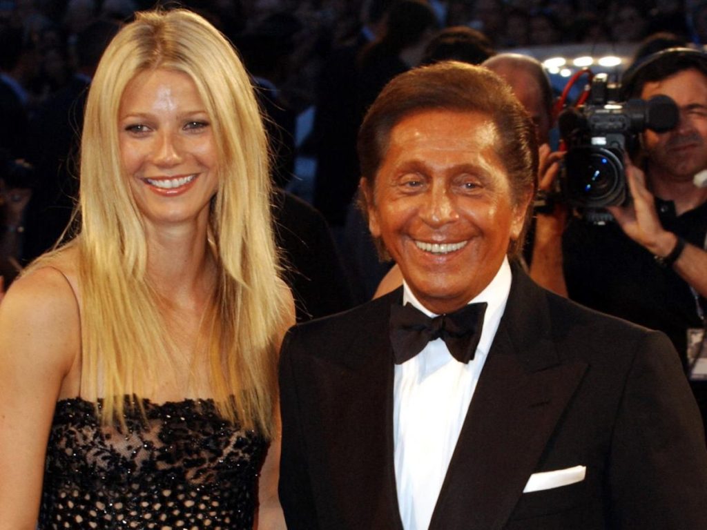 Venecia, Italia. La actriz estadounidense Gwyneth Paltrow posa junto al diseñador Valentino durante el Festival de Cine de Venecia de 2002. 