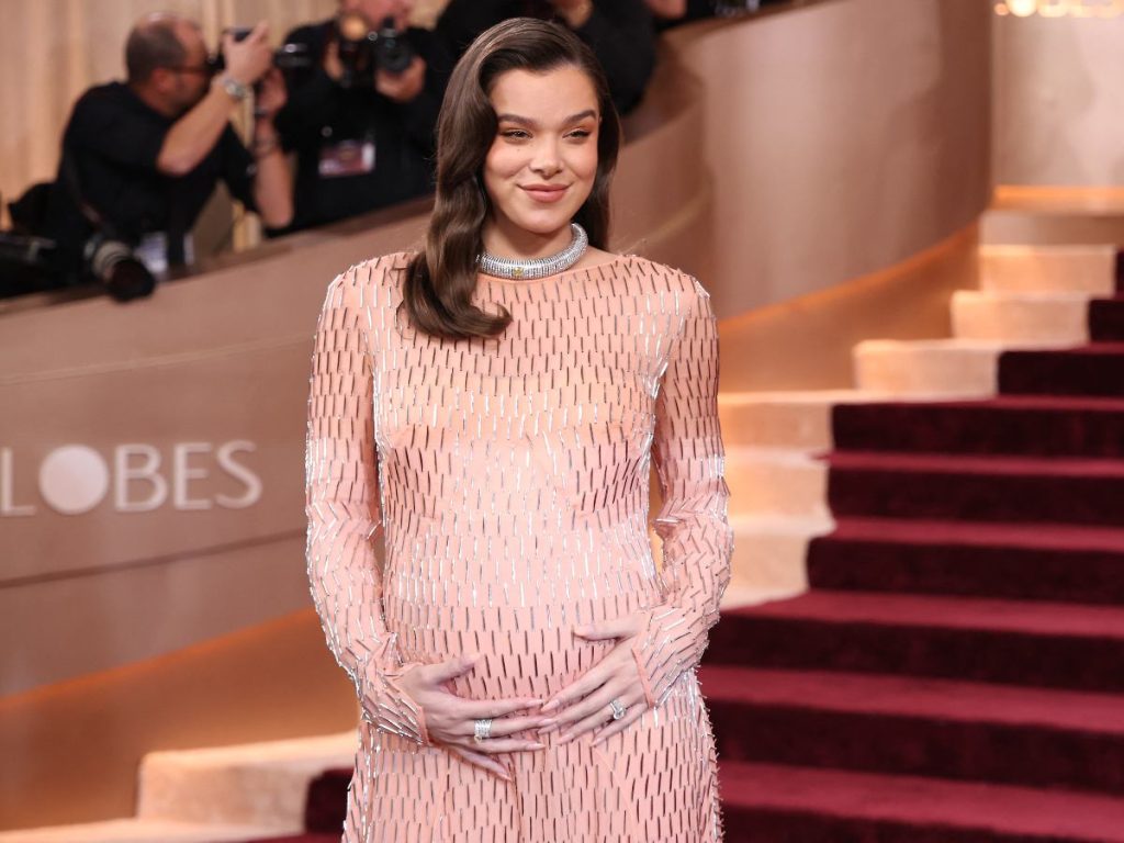 Hailee Steinfeld celebró su embarazo con un vestido de Prada, acompañado por joyas de Repossi que aportaron brillo y sofisticación al look.
