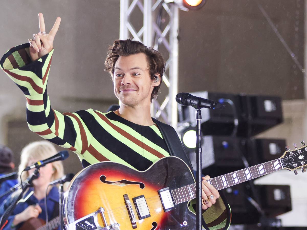 Harry Styles durante su presentación en el programa TODAY de la NBC en Rockefeller Plaza, el 19 de mayo de 2022, en la ciudad de Nueva York.
