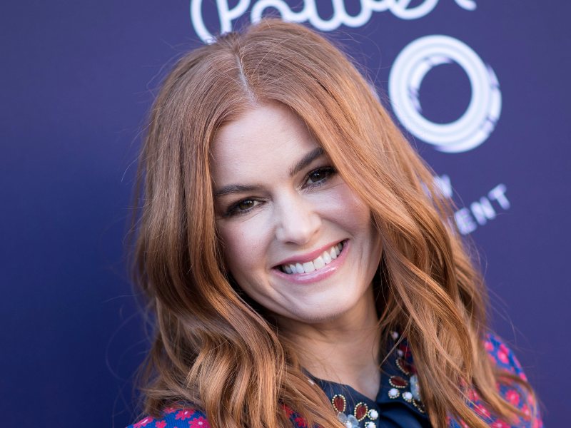 Isla Fisher llega a los 50 con una carrera sólida en comedia y drama.