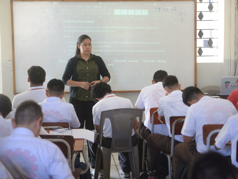 s. El currículo actualiza metodologías y aumenta la carga horaria en Matemáticas y Lenguaje.