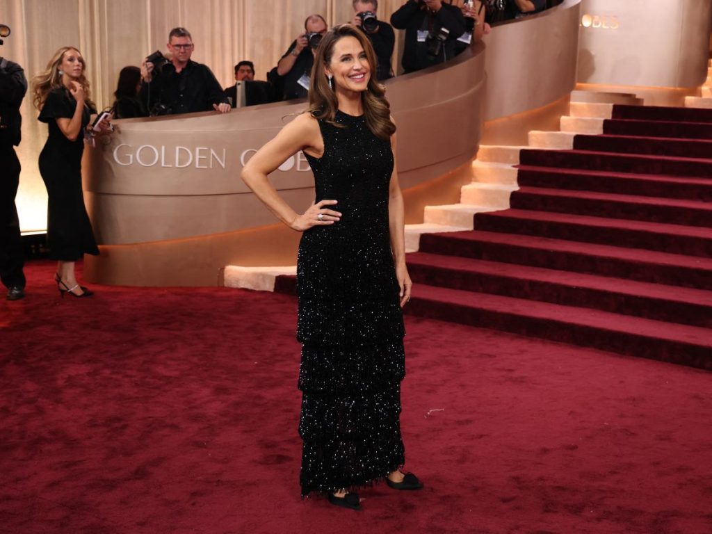 Jennifer Garner apostó por el negro con un vestido de Cong Tri, combinado con joyas de Boucheron y un peinado clásico de melena suelta con ondas marcadas.