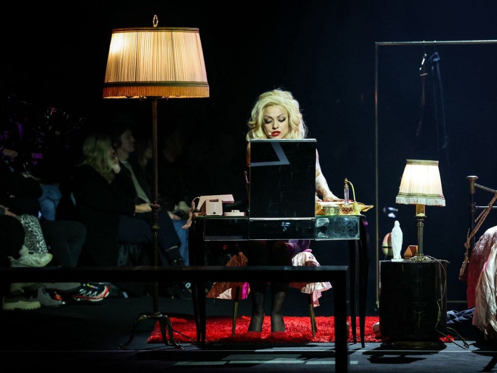 La cantante Mon Laferte actúa durante la presentación de la colección masculina Otoño-Invierno 2026/2027 de Willy Chavarría en la Semana de la Moda Masculina de París.