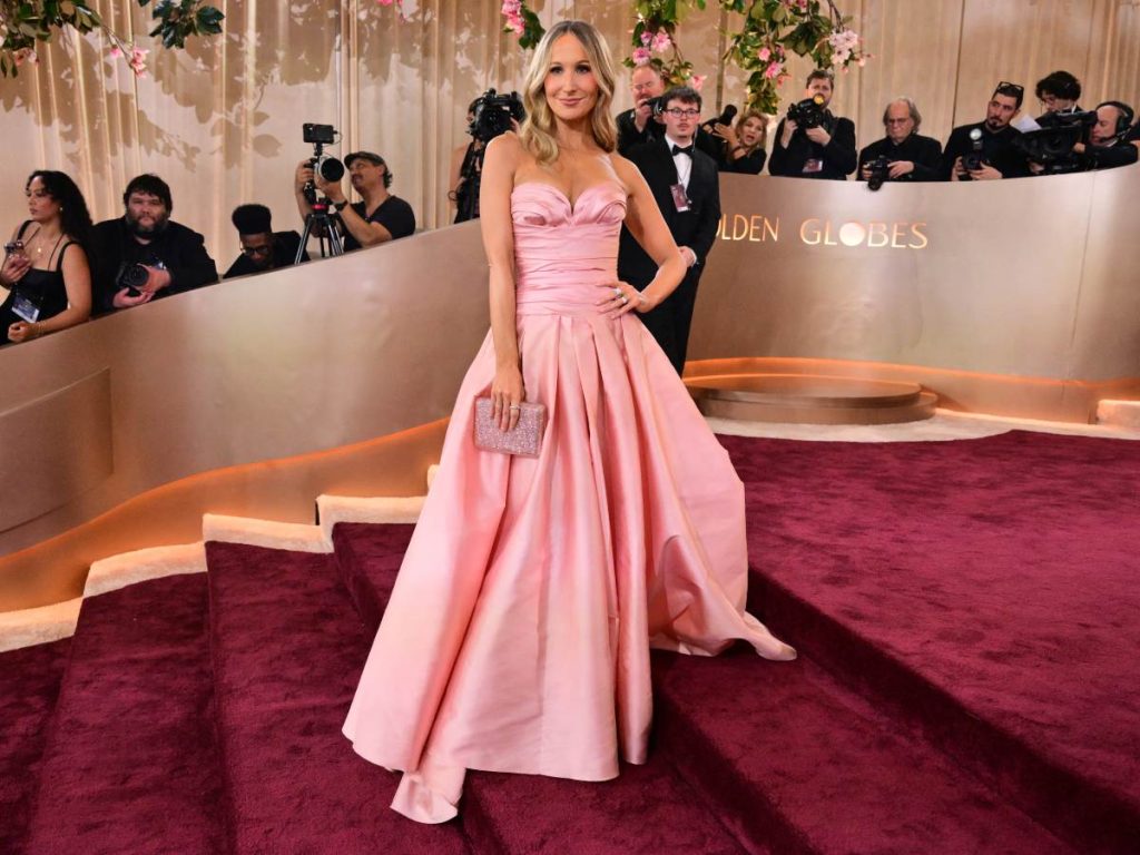 Nikki Glaser, presentadora de la ceremonia, aportó una nota de color con un vestido rosa de Zuhair Murad, elegante y llamativo.