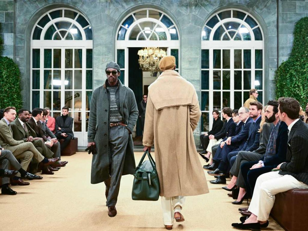 Modelos desfilan para Ralph Lauren en la Semana de la Moda Masculina de Milán Otoño-Invierno 2026-2027, marcando su regreso a la pasarela europea.