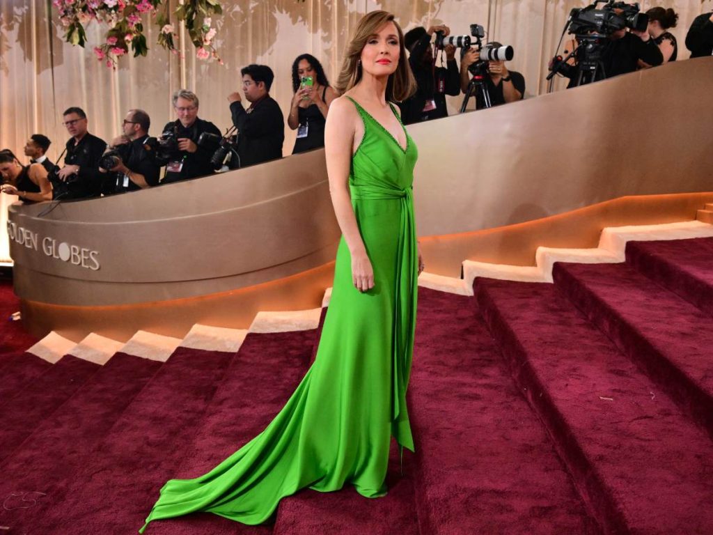 Rose Byrne sumó color a la alfombra roja con un vestido verde de Chanel y labios rojos protagonistas, tras consagrarse como una de las ganadoras de la noche.