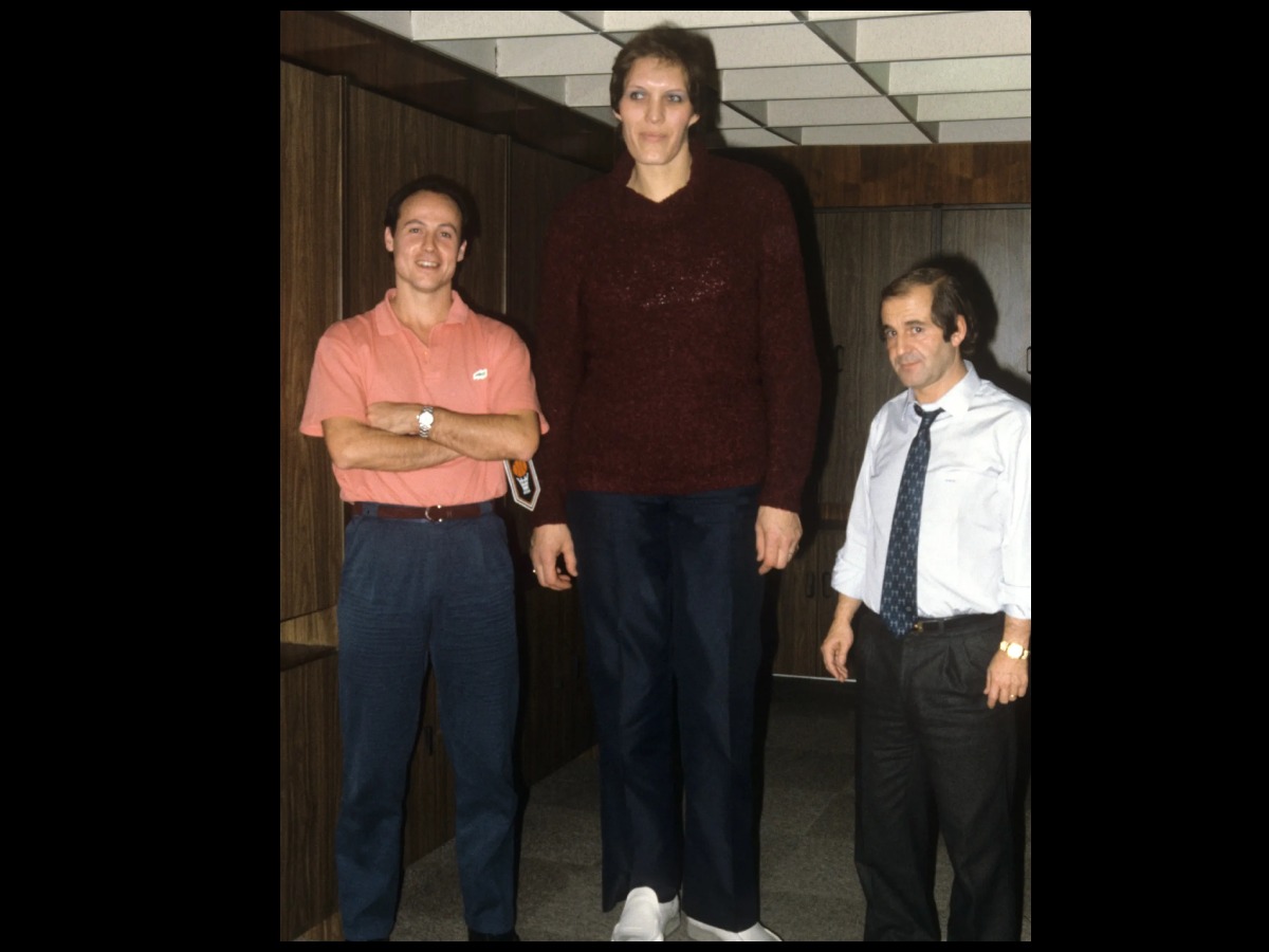 El jugador de baloncesto, Juan Antonio Corbalán y el periodista José María García (d) con la jugadora de baloncesto rusa Uliana Semenova, en Madrid en 1987. EFE