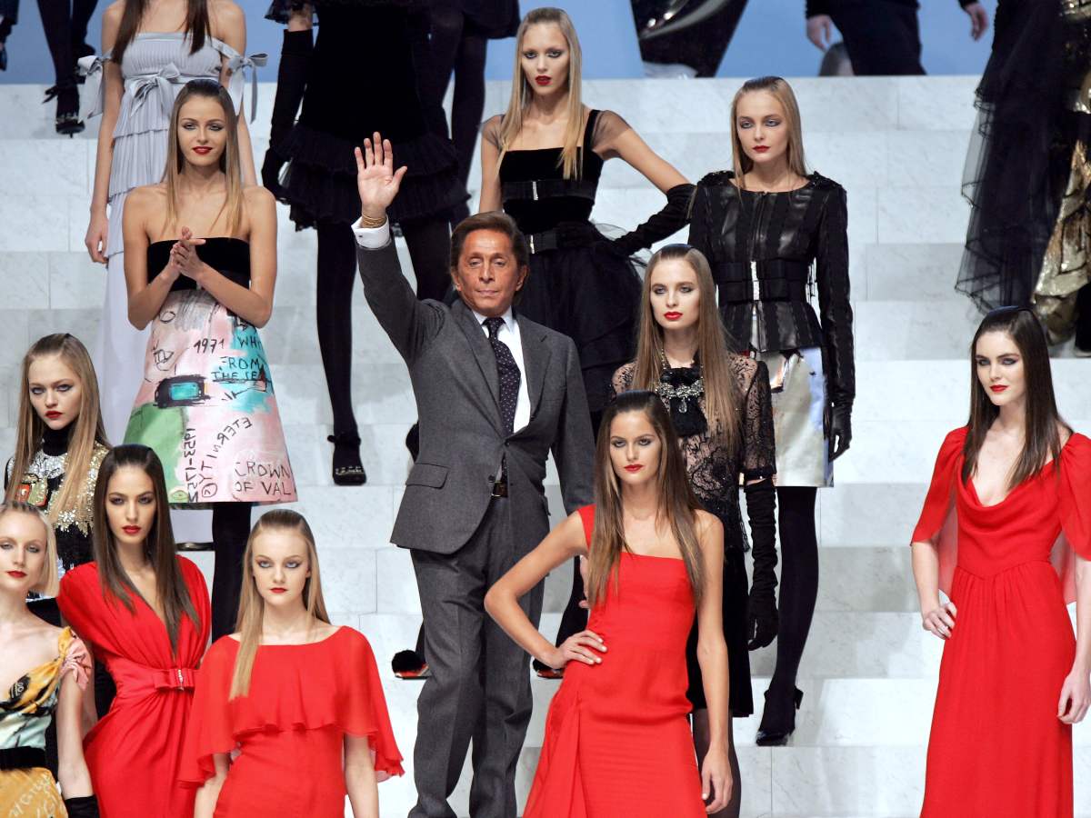 Valentino Garavani saluda al público al final de su desfile prêt-à-porter Otoño/Invierno 2006-07 en París. El diseñador italiano falleció a los 93 años.