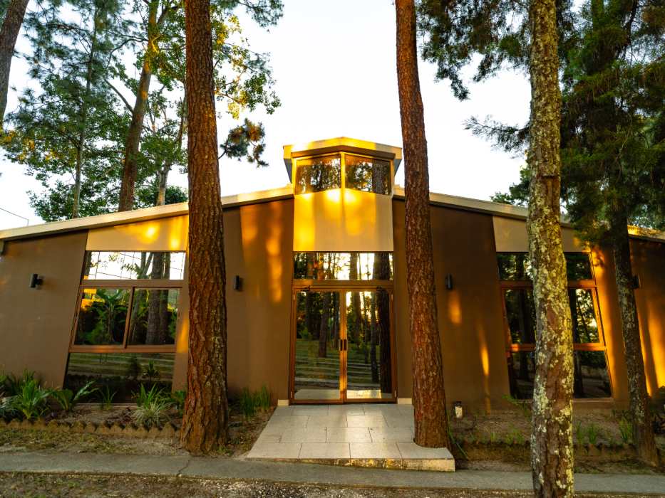 El espacio cuenta con áreas al aire libre pensadas para actividades formativas y momentos de reflexión personal.