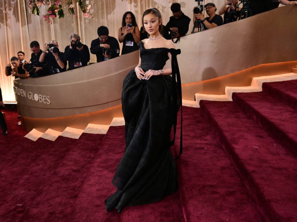 Ariana Grande lució un vestido de falda voluminosa de Vivienne Westwood, combinado con una coleta con ondas que aportó un aire clásico y elegante.