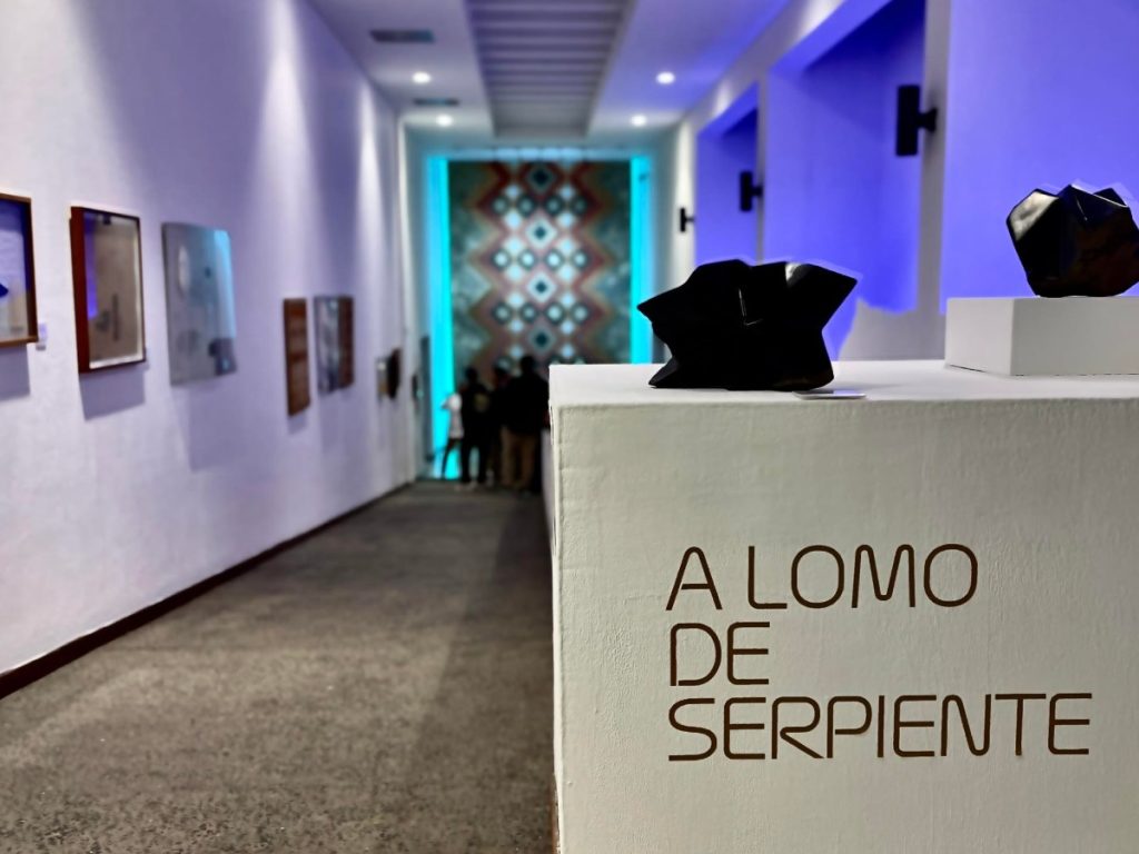A lomo de serpiente propone un recorrido por mito, territorio y memoria a través de las obras del artista Mario López, que conecta tradiciones ancestrales con lenguajes contemporáneos desde Panchimalco. Fotografía/ Marte