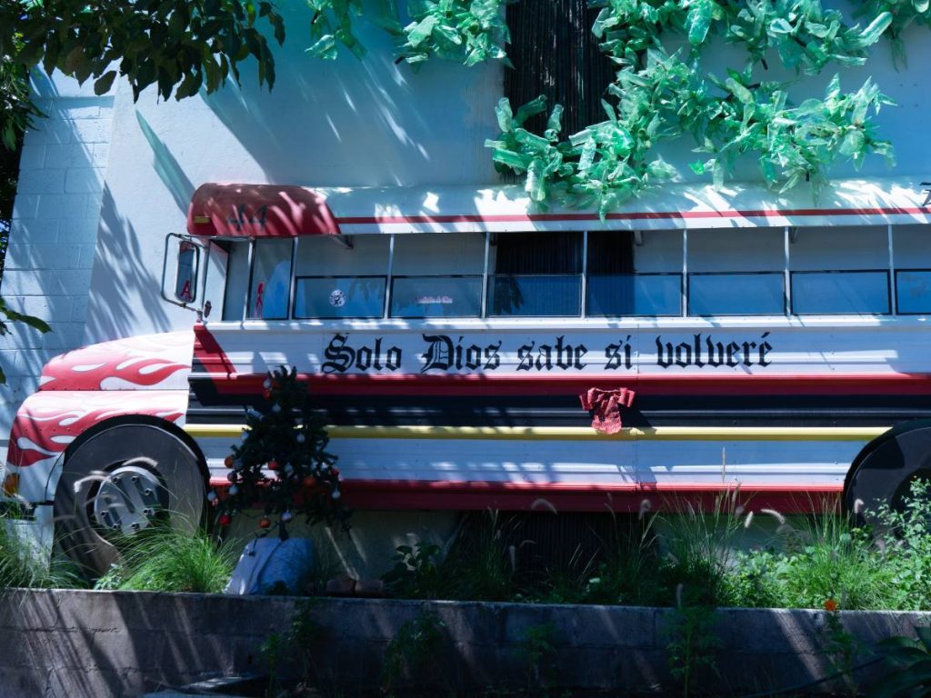 Habitantes de la Zacamil participaron activamente en el proceso creativo, aportando ideas, relatos y acompañamiento a los artistas. Fotografía/ elsalvador.com