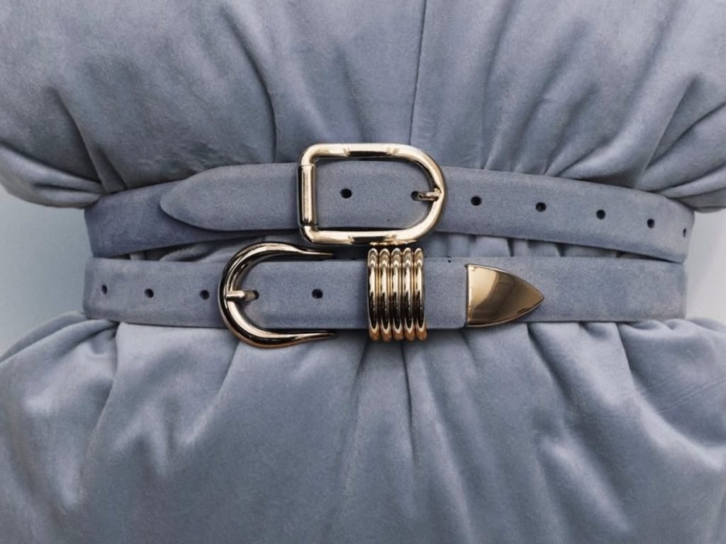 Cinturones escultóricos y superpuestos redefinen la cintura en 2026, transformando siluetas clásicas en composiciones modernas con intención y fuerza visual.