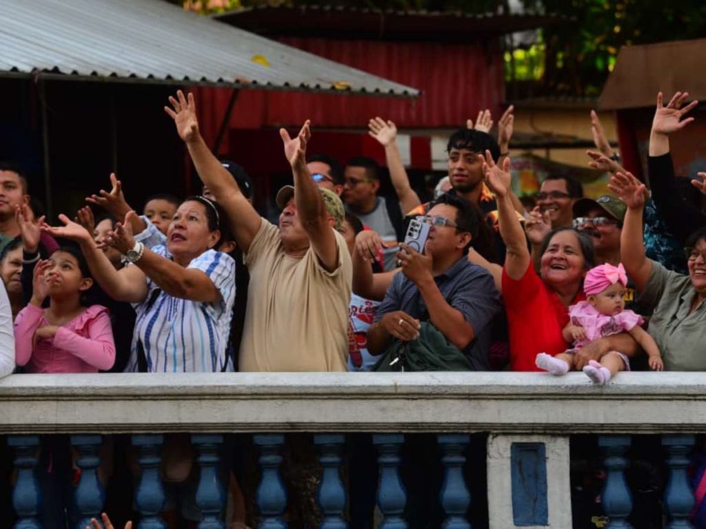 Familias y visitantes disfrutan con entusiasmo el desfile típico de las fiestas enerinas de Cojutepeque, celebrando con aplausos y alegría una de las tradiciones más esperadas.