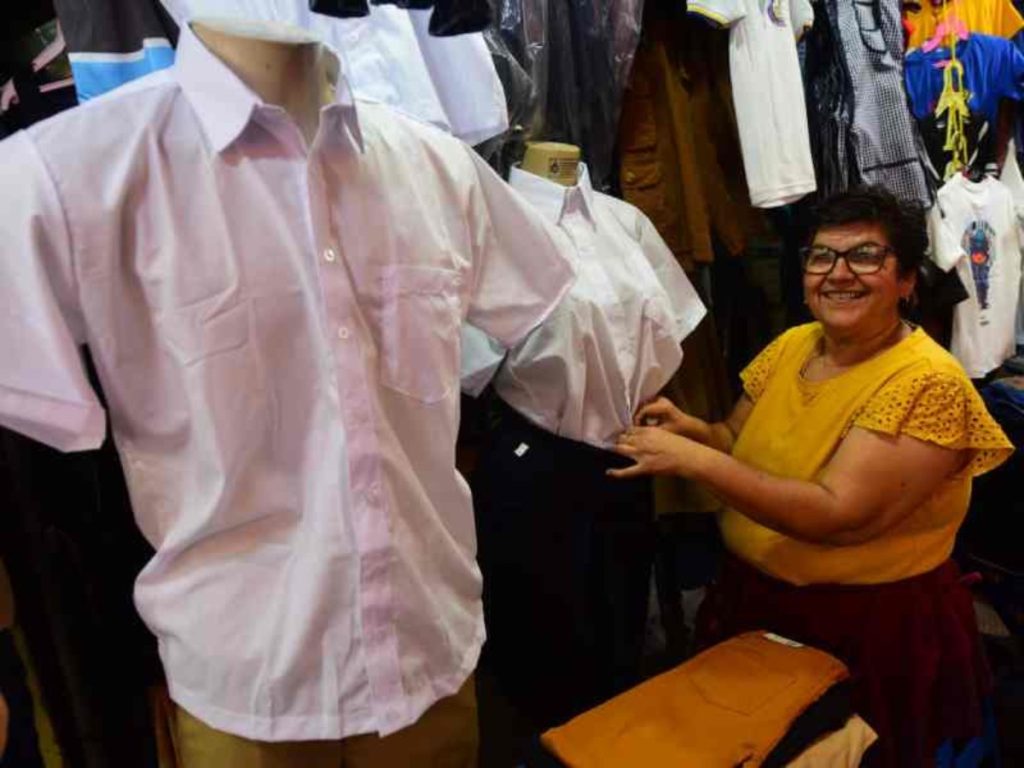 En su segundo nivel, locales como Variedades Turcios, Alegría, Dominik y Joshua cuentan con uniformes diarios y deportivos desde $10, tallas desde la 2 hasta la 4XL, y calzado escolar y deportivo de la talla 21 a la 43.