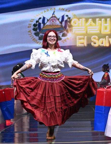 Paola Guardado, becaria salvadoreña en Corea del Sur, portó el traje típico de pancha durante un evento cultural organizado por The Korea Herald.
