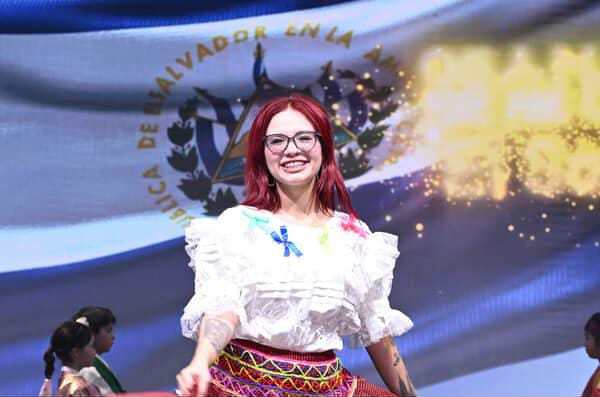 El desfile de trajes típicos reunió a representaciones diplomáticas de distintos países en Corea del Sur, promoviendo el intercambio cultural y el diálogo entre pueblos.