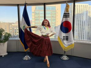 Paola Guardado, la salvadoreña que hizo brillar el traje típico de Panchimalco en Corea del Sur