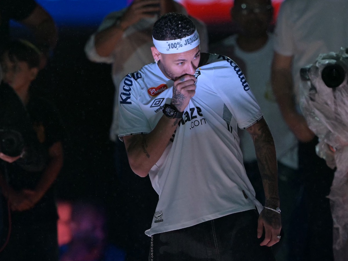 Neymar sigue ligado al Santos hasta finales de 2026, mientras se prepara para regresar al máximo nivel tras su operación de rodilla. Fotografía/ AFP