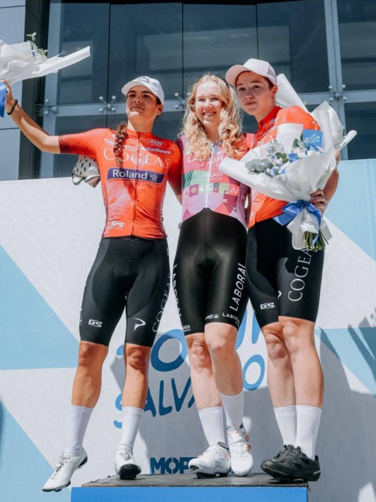 Marjolein van ’t Geloof (medio), Ainara Albert Bosch (izq.) y Anastasiya Samsonova, el podio de la etapa 1 del Tour El Salvador. Foto Secretaría de la Presidencia