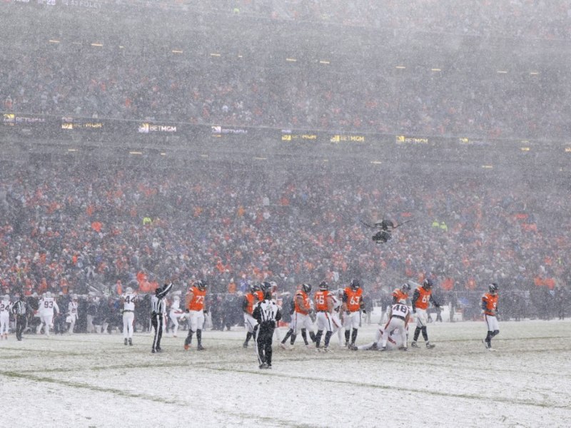 Wil Lutz, pateador de los Denver Broncos, acaba de fallar un gol de campo ante los Patriots. / Foto AFP