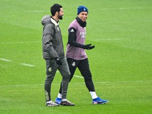 Arbeloa conversa con el francés Mbappé durante una práctica del Real Madrid. / Foto AFP