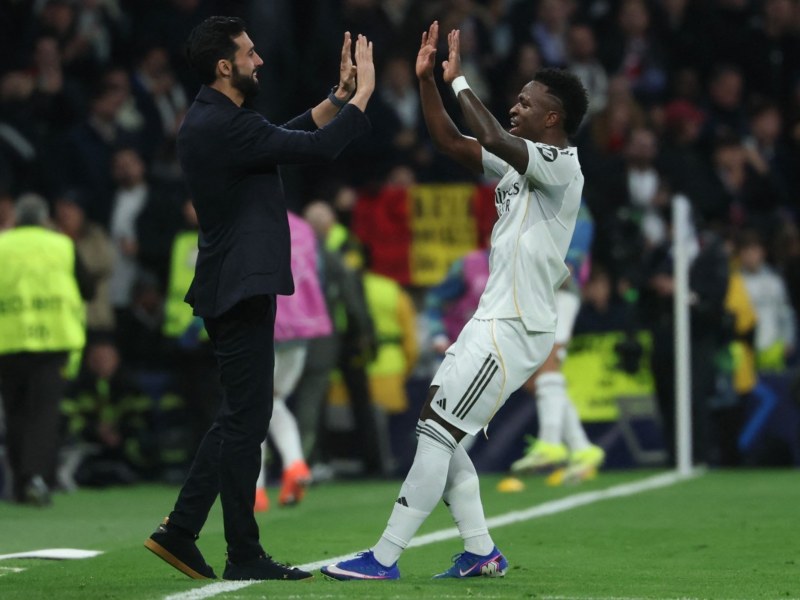 El técnico Álvaro Arbeloa festeja una anotación del Real Madrid con su jugador Vinicius Junior, en el duelo contra el Mónaco, en el Bernabéu. / Foto AFP