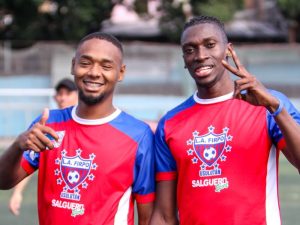 El delantero colombiano-salvadoreño Christian Gil Hurtado y el zaguero colombiano Wilber Arizala, de los toros pamperos. / Foto X de Firpo