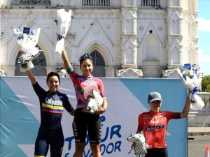 Paula Patiño cruzó la meta con fuerza mientras otra ciclista se confiaba en el cierre.