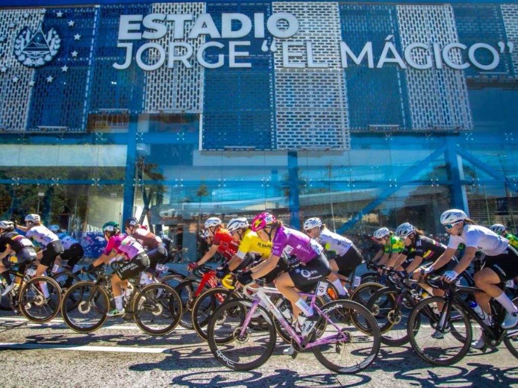 El pelotón pasando enfrente del estadio Jorge "Mágico" González. Foto X Secretaría de la Presidencia