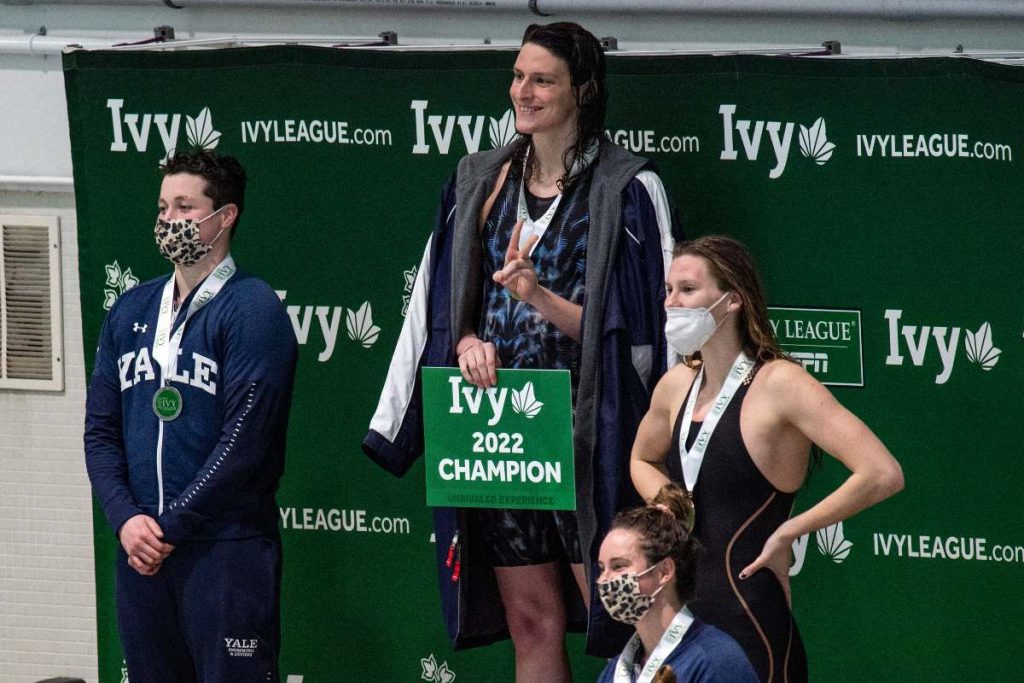La nadadora transgénero Lia Thomas (2.ª izq.) de la Universidad de Pensilvania y el nadador transgénero Iszac Henig (izq.) de Yale posan con sus medallas tras obtener el primer y segundo puesto en la prueba de natación de 100 yardas estilo libre en el Campeonato Femenino de Natación y Saltos de la Ivy League 2022, celebrado en la Universidad de Harvard en Cambridge, Massachusetts, el 19 de febrero de 2022.