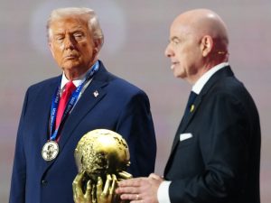 Donald Trump, presidente de Estados Unidos, observa atentamente al presidente de la FIFA, Gianni Infantino (D.), durante el sorteo oficial de la Copa del Mundo 2026, el 5 de diciembre de 2025, en el Kennedy Center, Washington. / Foto AFP