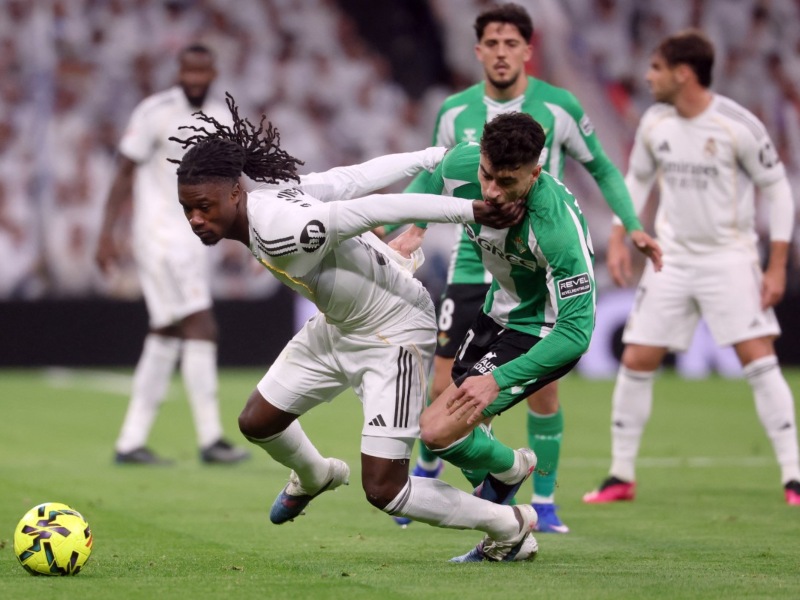 Eduardo Camavinga, del Real Madrid (Izq.), lucha por proteger el balón de un rival del Betis. / Foto AFP