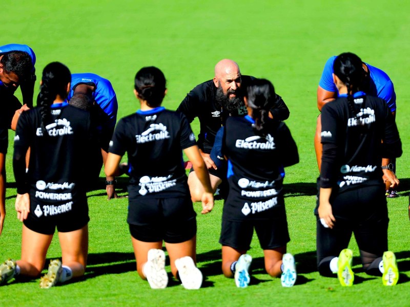 Eric Acuña, DT de la Selecta Femenina Mayor, conversa con sus jugadores. / Foto cortesía FESFUT