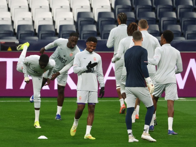 Ansu Fati (C.), exjugador del Barcelona, durante el entrenamiento del AS Mónaco, hacia duelo contra el Real Madrid en Champions League. / Foto AFP