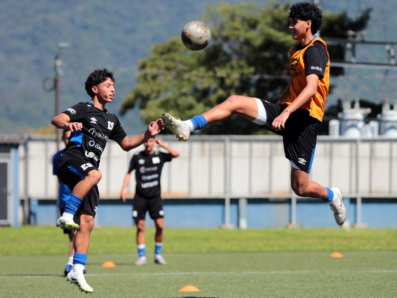 Los preseleccionados Sub 17 en acción, en pasto sintético, como en el que competirán en Guatemala. / Foto cortesía FESFUT