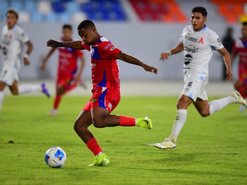 Firpo festeja un triunfo agónico tras imponerse 3-2 a Alianza, en un partidazo que reeditó la final del Apertura 2025 y silenció el Mágico González.