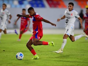 Firpo festeja un triunfo agónico tras imponerse 3-2 a Alianza, en un partidazo que reeditó la final del Apertura 2025 y silenció el Mágico González.