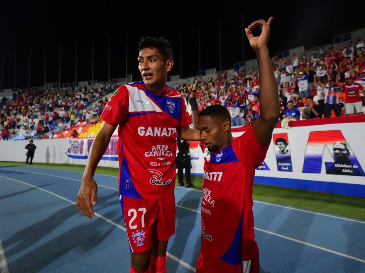 Cristian Gil celebra su doblete, incluido el gol del triunfo en el tiempo de descuento, que le dio a Firpo una victoria histórica ante Alianza en el Mágico González.