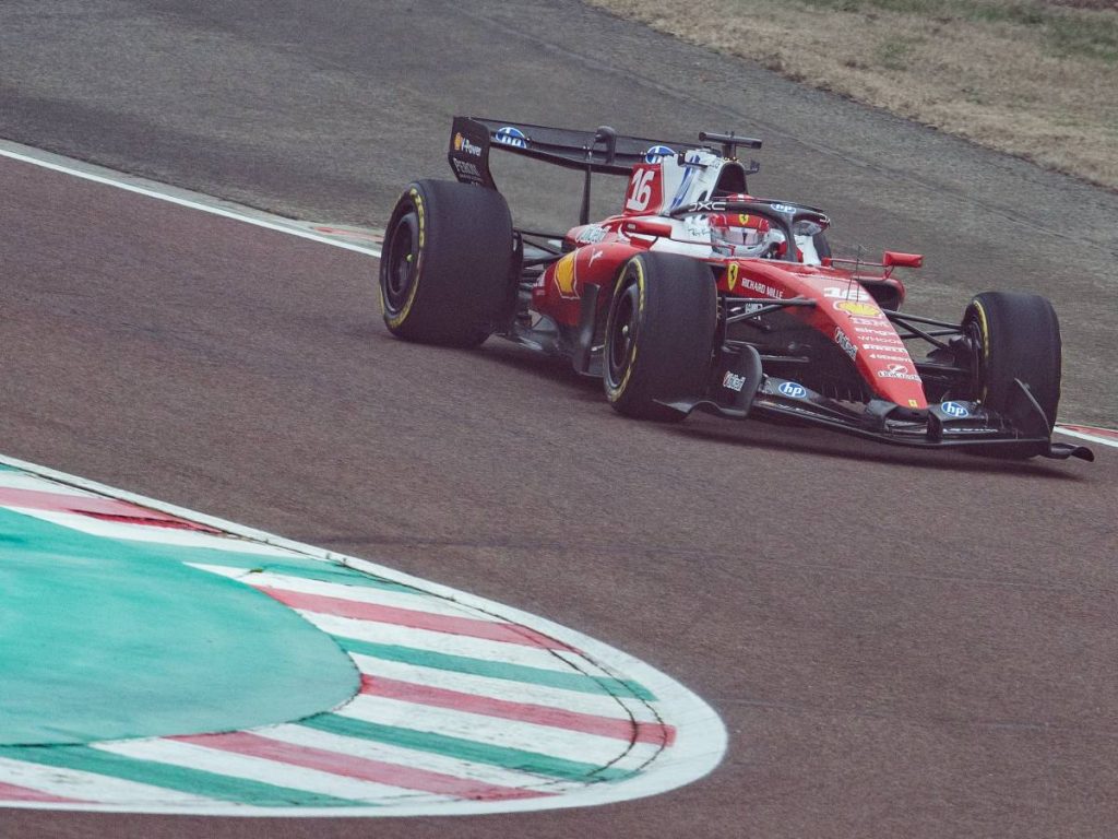 Charles Leclerc conduce el nuevo Ferrari SF-26 de Fórmula 1 durante las pruebas. Foto AFP