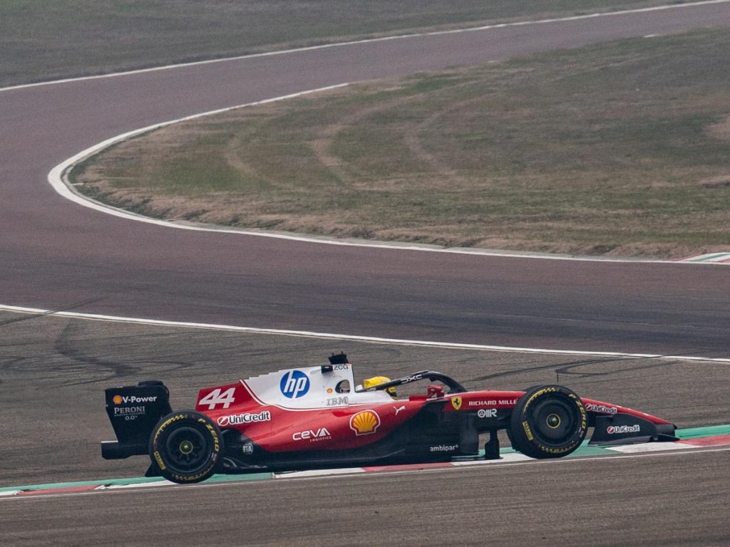 El británico Lewis Hamilton conduce el nuevo Ferrari SF-26 de Fórmula 1 durante las pruebas. Foto AFP