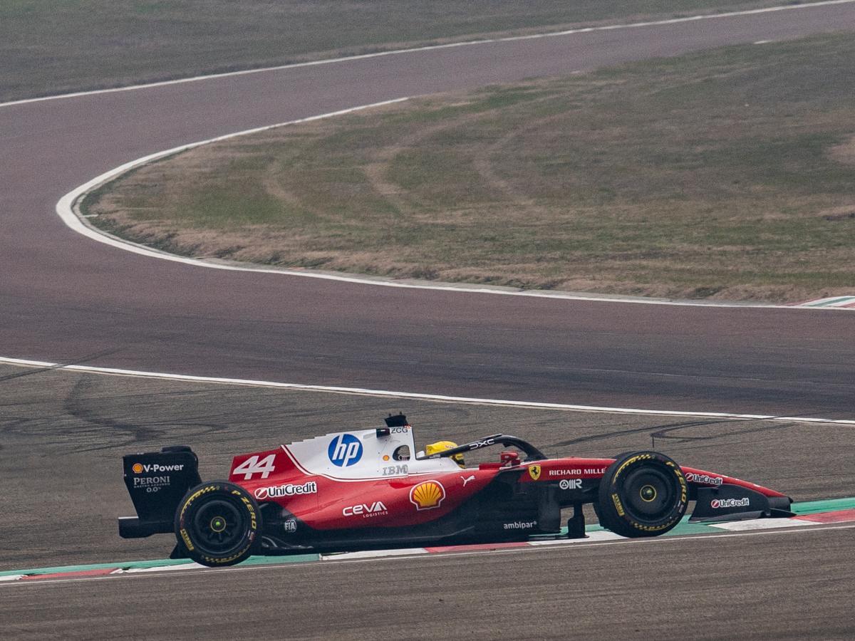 El británico Lewis Hamilton conduce el nuevo Ferrari SF-26 de Fórmula 1 durante las pruebas. Foto AFP