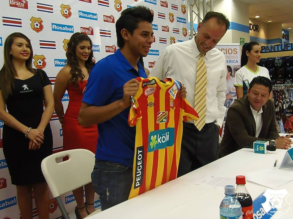 Alexander Larín, en 2014 siendo presentado con el Herediano. Foto FB Herediano