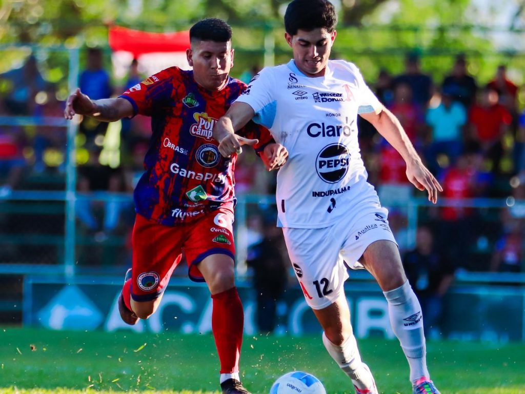 Harold Osorio (der.) con marca de jugador de Cacahutique. Foto Alianza